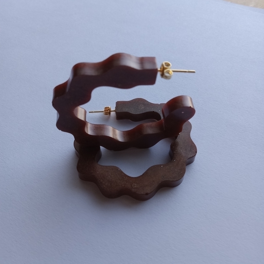 Brown resin hoop earrings - Picture 4 of 4